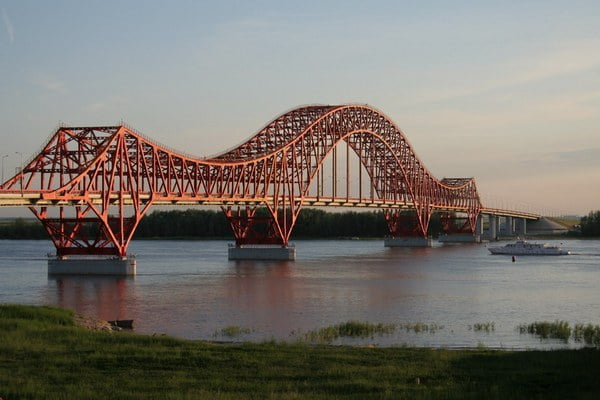 Мост Красный дракон через Иртыш в Ханты-Мансийске