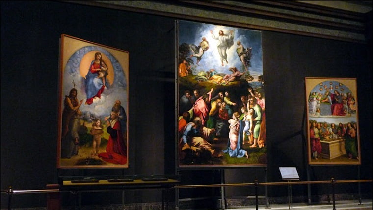 Зал с работами Рафаэля в Пинакотеке Ватикана