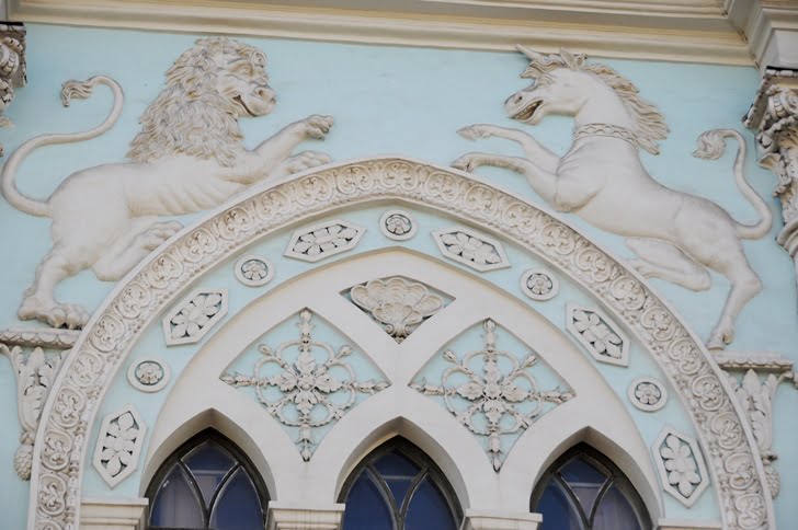 Лев и единорог на фасаде здания Синодальной типографии на Никольской улице РГГУ