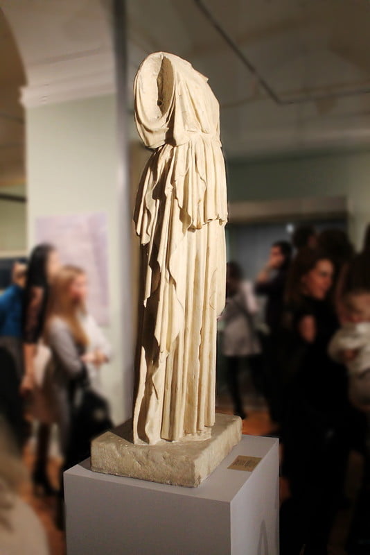 Эрмитаж поддержал тему Античности статуей и барельефом