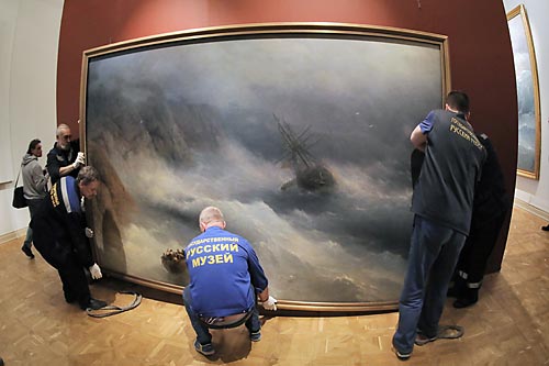 Демонтаж выставки Айвазовского в Русском музее