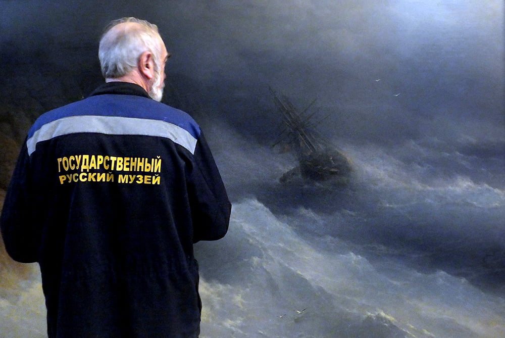 Сотрудник Русского музея демонтирует выставку