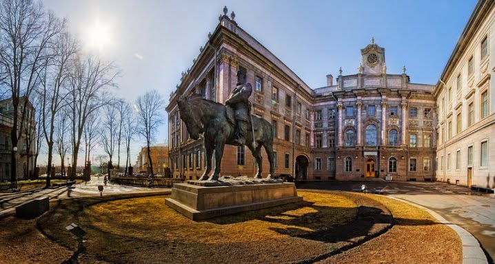 Мраморный дворец и памятник Александру III