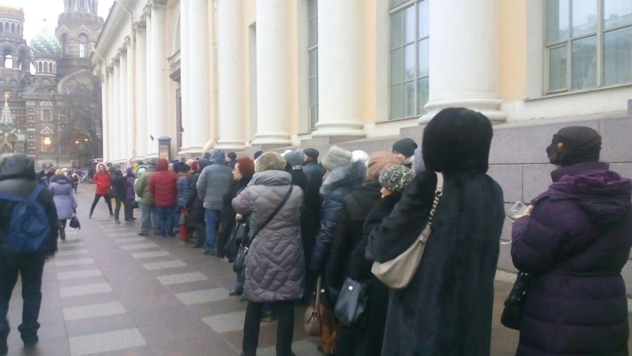 Очередь на выставку Айвазовского в СПб