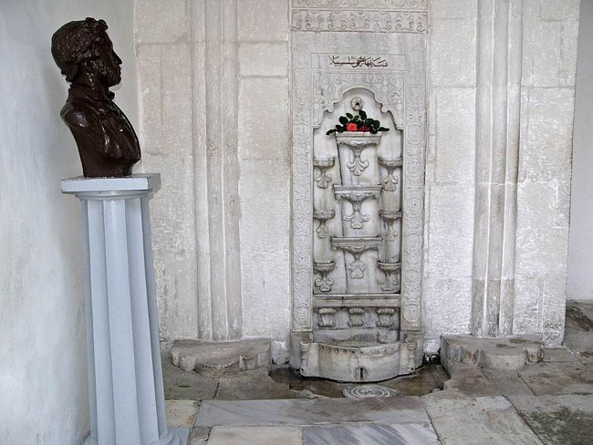 Бахчисарайский фонтан и бюст Александра Пушкина (Бахчисарай, Крым)