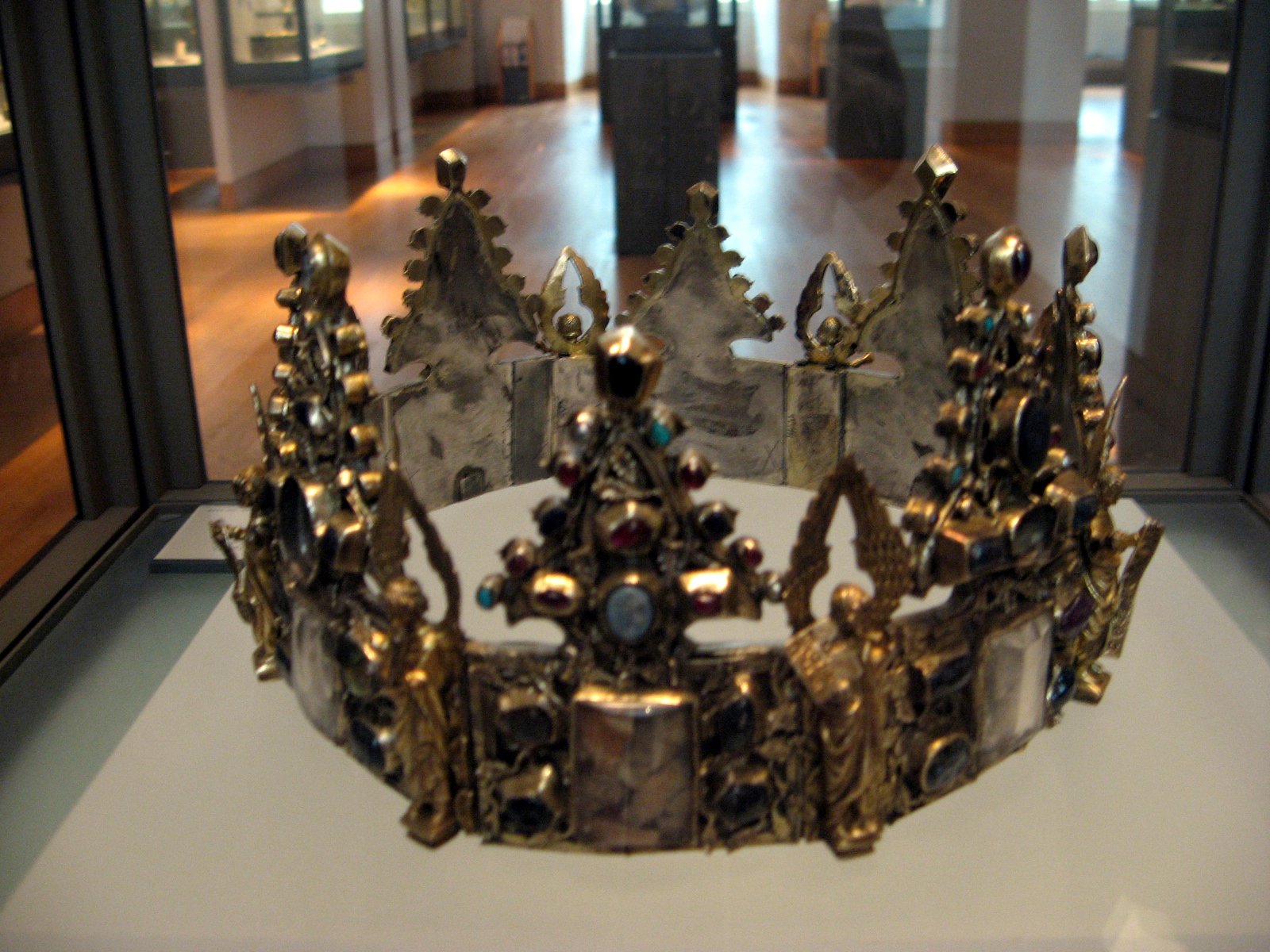В Лувре корона святого Людовика выглядит намного скромнее, чем на выставке в Музеях Кремля