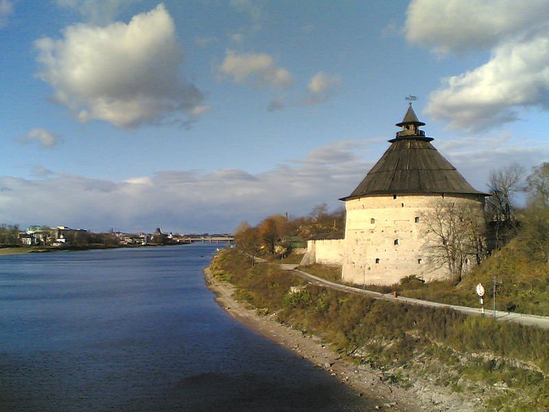 Покровская башня Пскова на берегу реки Великая