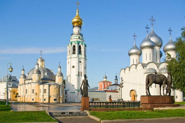 Вологодский кремль с памятником поэту Батюшкову на переднем плане