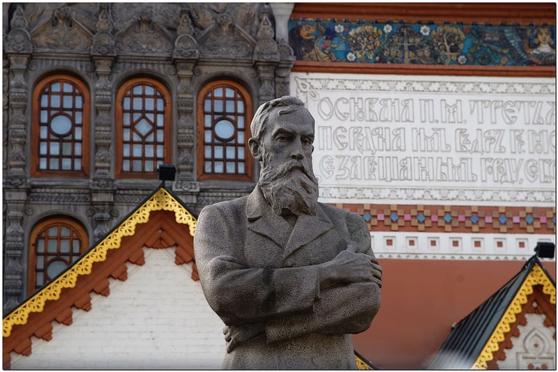 Статуя Павла Третьякова во дворе исторического здания Третьяковской галереи (Москва)