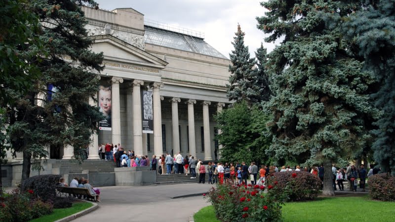 Привычная очередь на выставки в Пушкинский