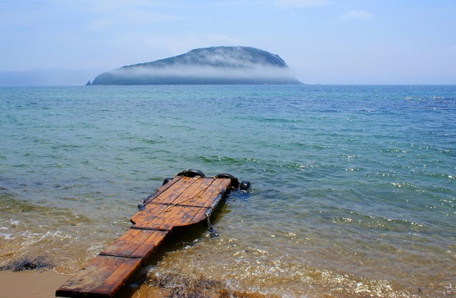 Вид на остров Петрова с бухты поющего песка