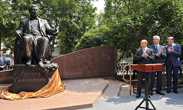 Открытие памятнику Расулу Гамзатову в Москве, на бульварном кольце. На заднем фоне памятника высечена стая журавлей