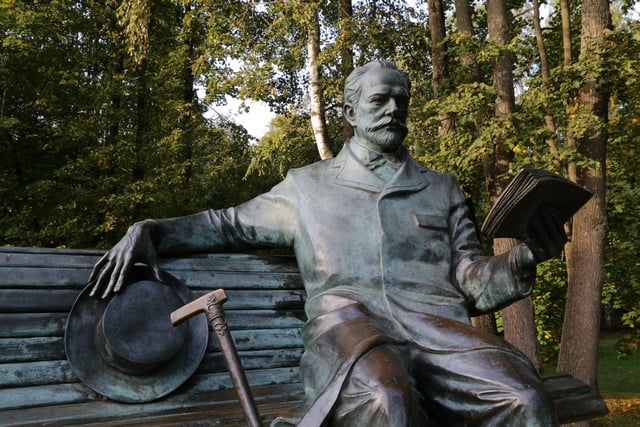 Памятник П.И. Чайковскому в его усадьбе в Клину