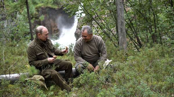 Путин и Шойгу на рыбалке в Республике Тыва. 2017 год