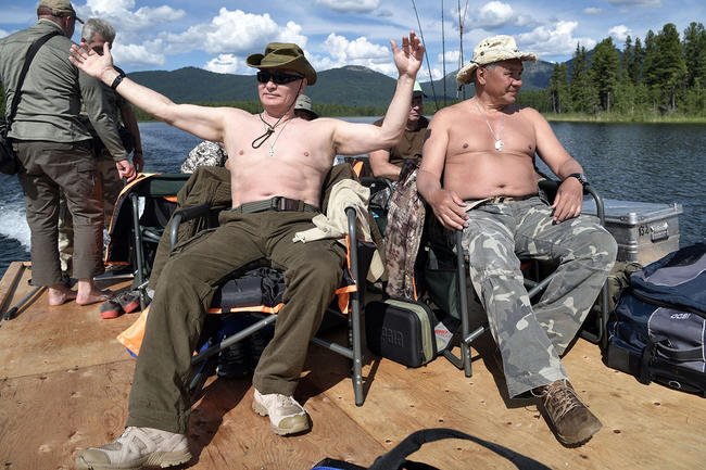 Путин и Шойгу нв рыбалке в Республике Тыва. 2017 год