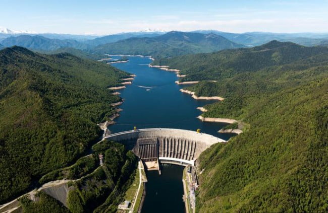 Саяно-Шушенская ГЭС неподалеку (примерно 70 км) от Шушенского