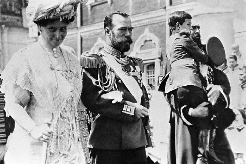 Фотография императора Николая Второго, с супругой и сыном