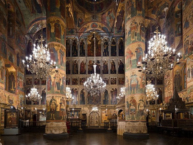 Интерьер Успенского собора Московского Кремля. Слева видел большой образ "Святого Георгия"