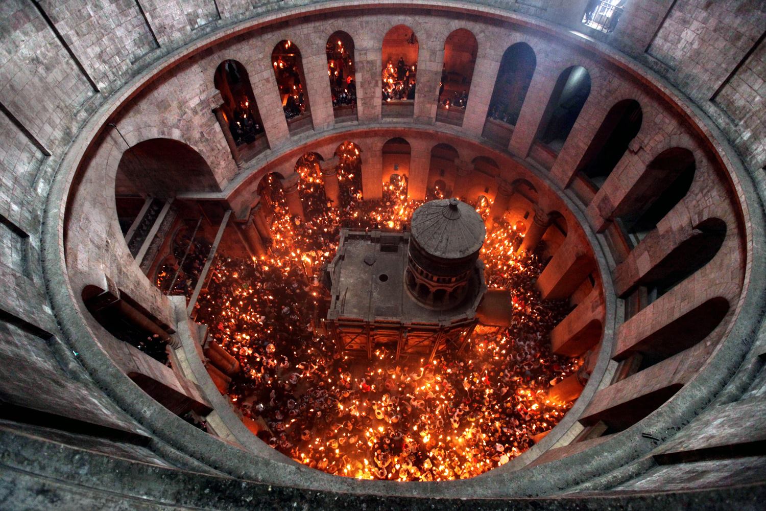 Кугуклия в Иерусалиме в момент схождения благодатного огня