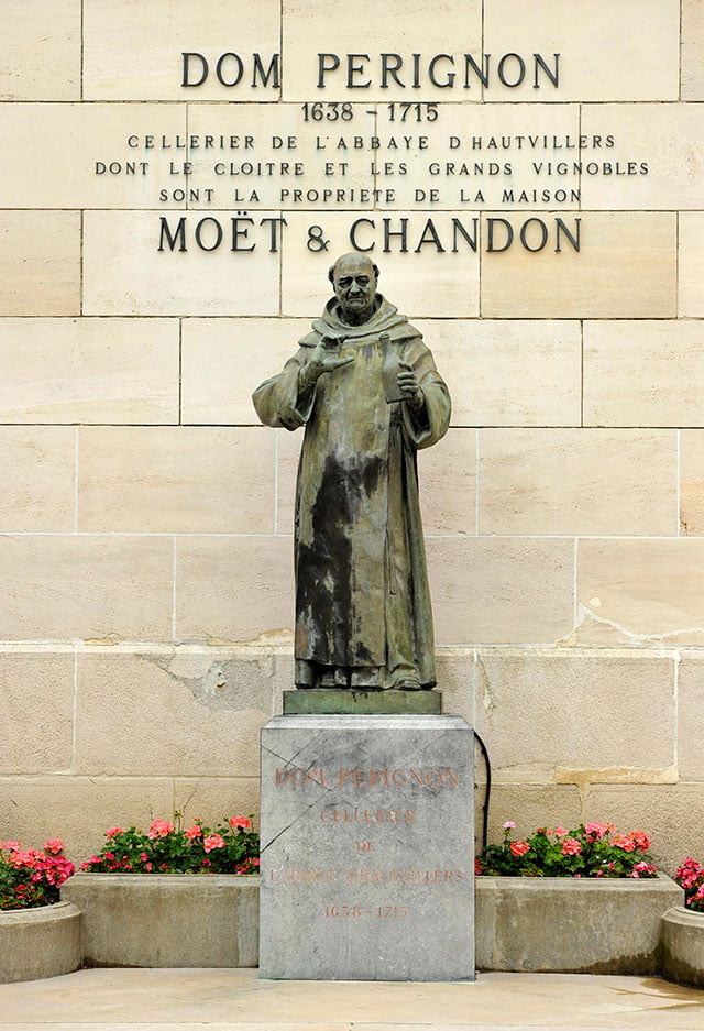 Памятник французскому монаху-бенедиктинецу аббатства Отвильер Пьер Периньон