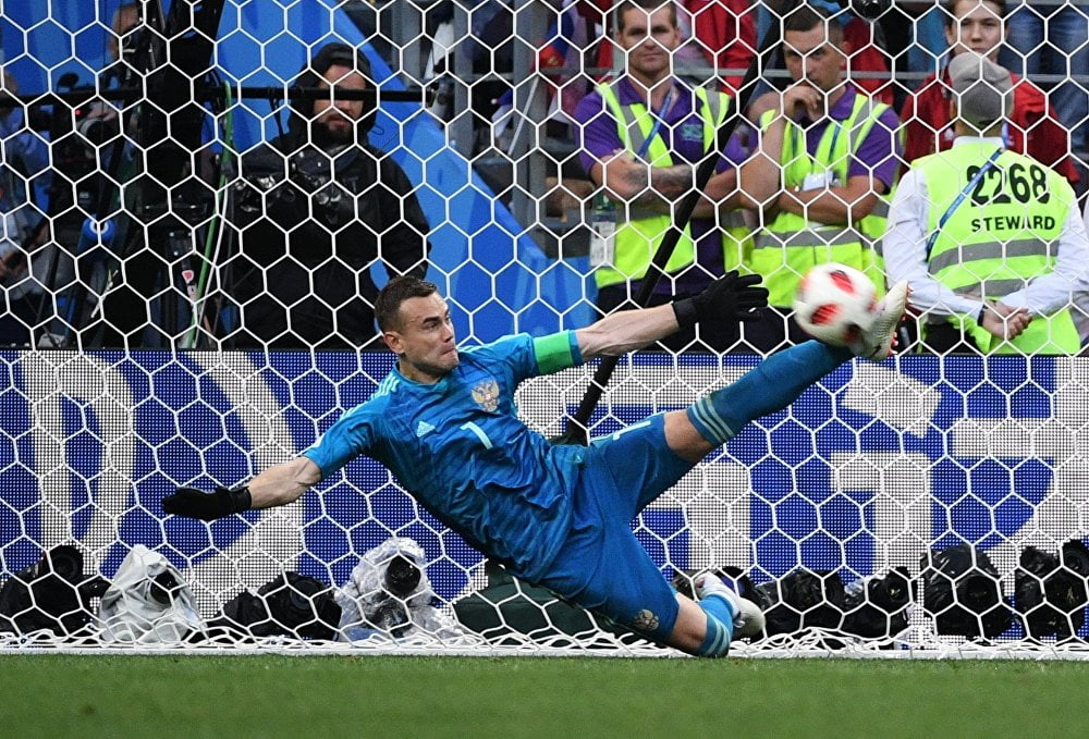 Акинфеев отбивает пенальти ногой в игре с Испанией. Чемпионат мира 2018