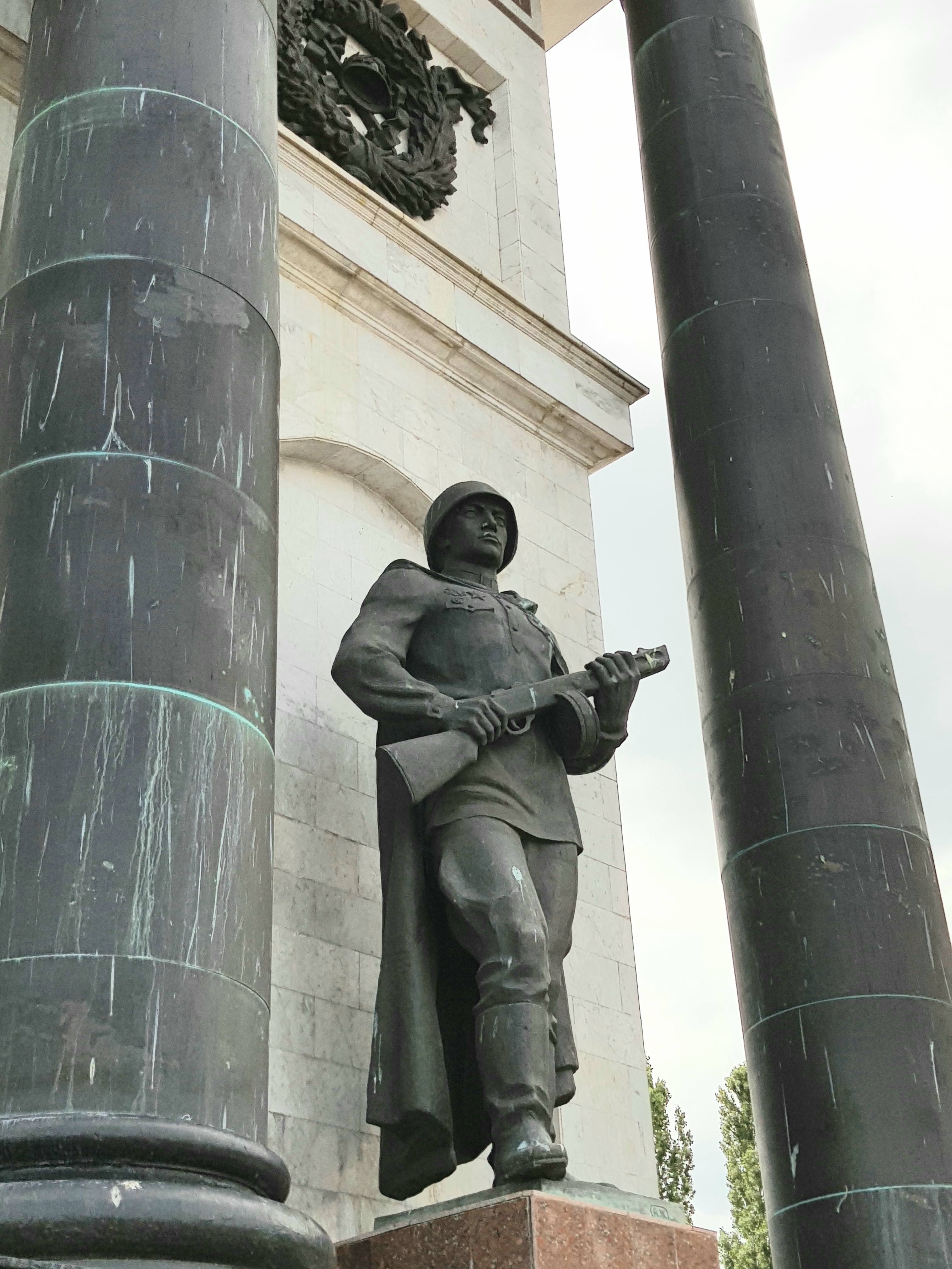 Мемориал Курская битва. Фрагмент. Фигура солдата Великой Отечественной войны
