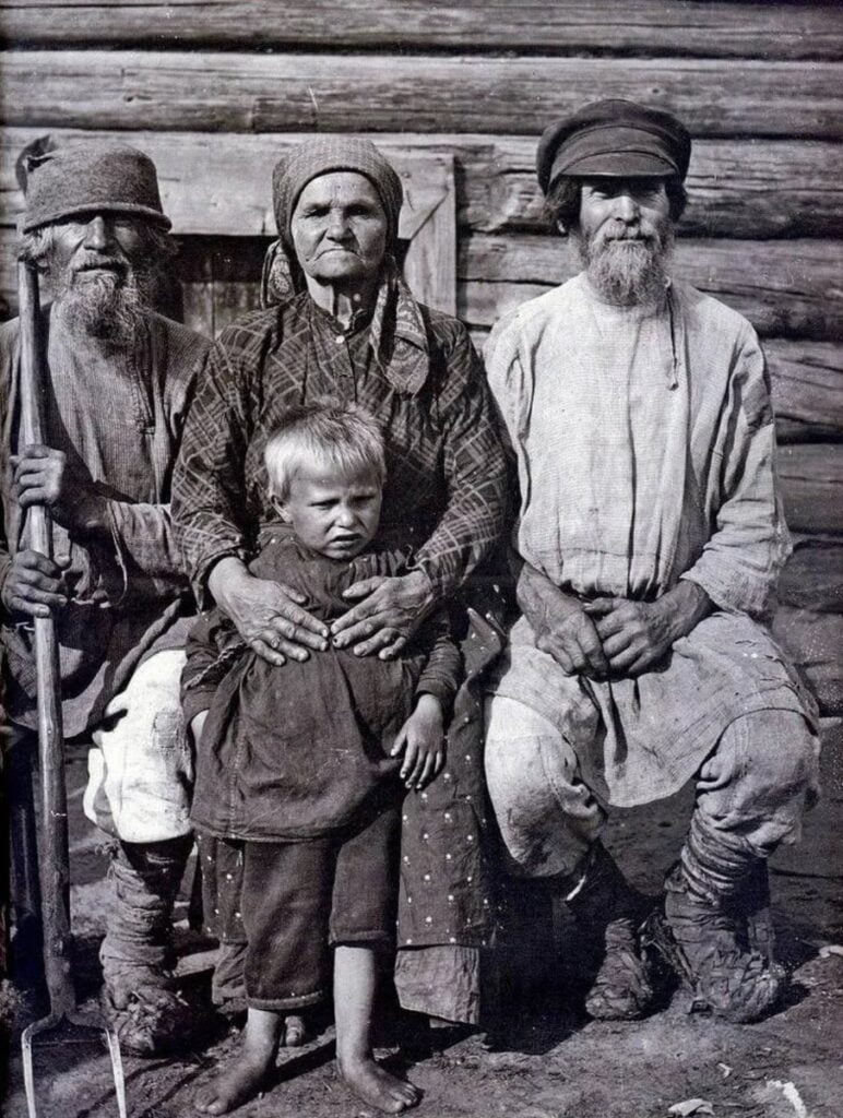 Фотография крестьянской семьи. Начало XX век