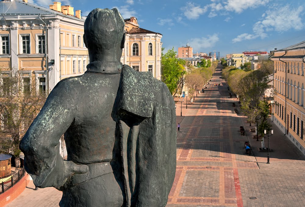 Вид от памятника Чкалова (из-за его спины) на историческую часть старого Оренбурга