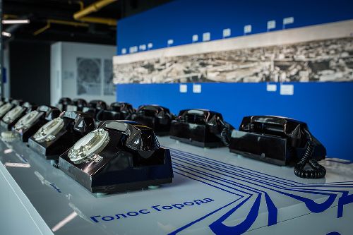 Черные советские телефоны музея "Москва-сити"
