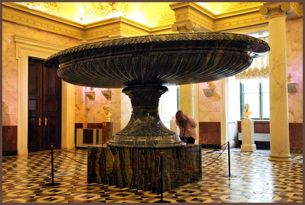 Большая Колыванская ваза в зале Большой чаши Эрмитажа