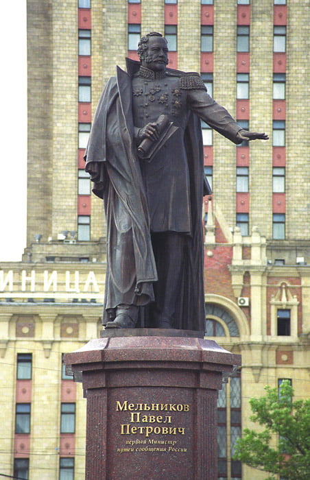 Памятник Мельникову на площади "Трех вокзалов" в Москве