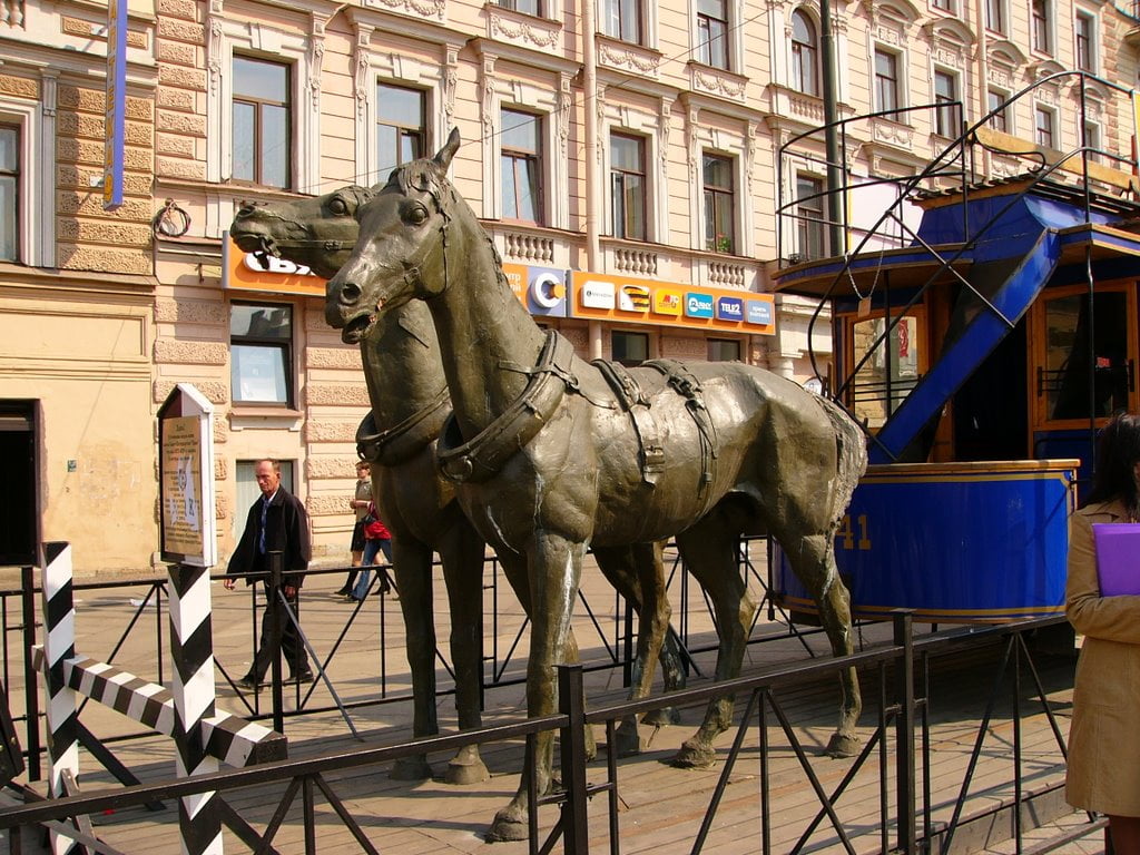 Памятник конке на Васильевском острове. Санкт-Петербург