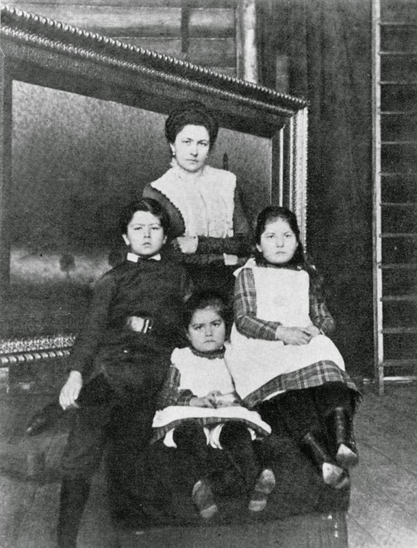 Жена Василия Верещагина Лидия с детьми художника