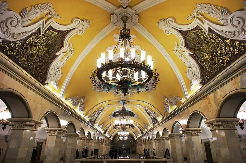 Метро Комсомольская