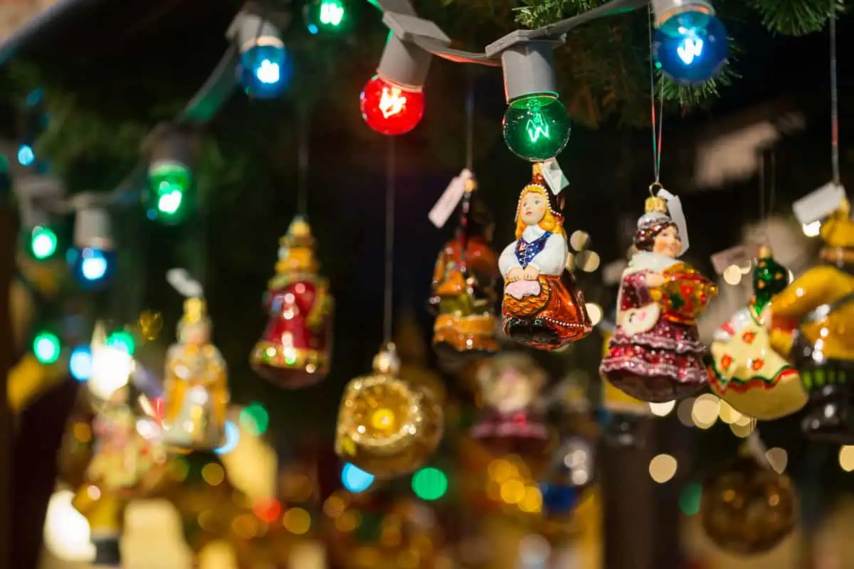 Елочные игрушки на праздничном базаре в ГУМе