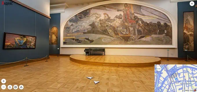 В зале Врубеля Третьяковской галереи на Лаврушенском переулке