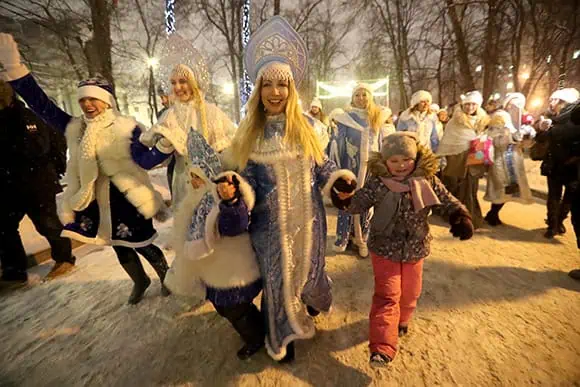 Парад снегурочек