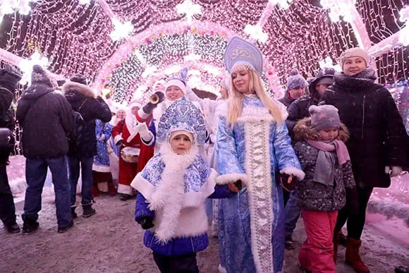 Парад Снегурочек