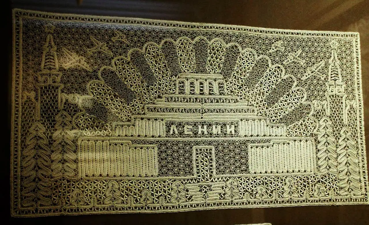 Экспозиция Музея кружева. Экспозиция XX века. Кружево "Мавзолей"