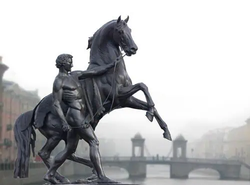 Возница держит коня Аничково моста, а вдали уже виден мост Ломоносова через Фонтанку