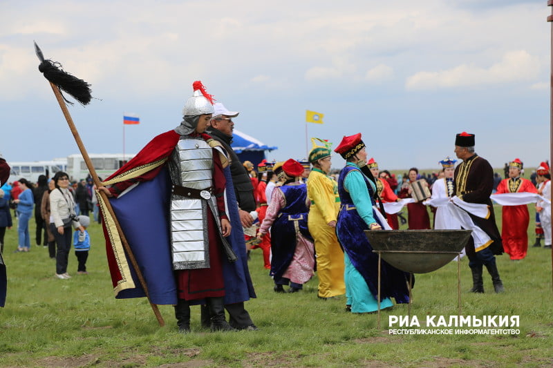 Национальное событие. Элиста фестиваль тюльпанов 2020. Праздник тюльпанов в Калмыкии. Калмыцкий праздник тюльпанов. Фестиваль тюльпанов РИА Калмыкия.