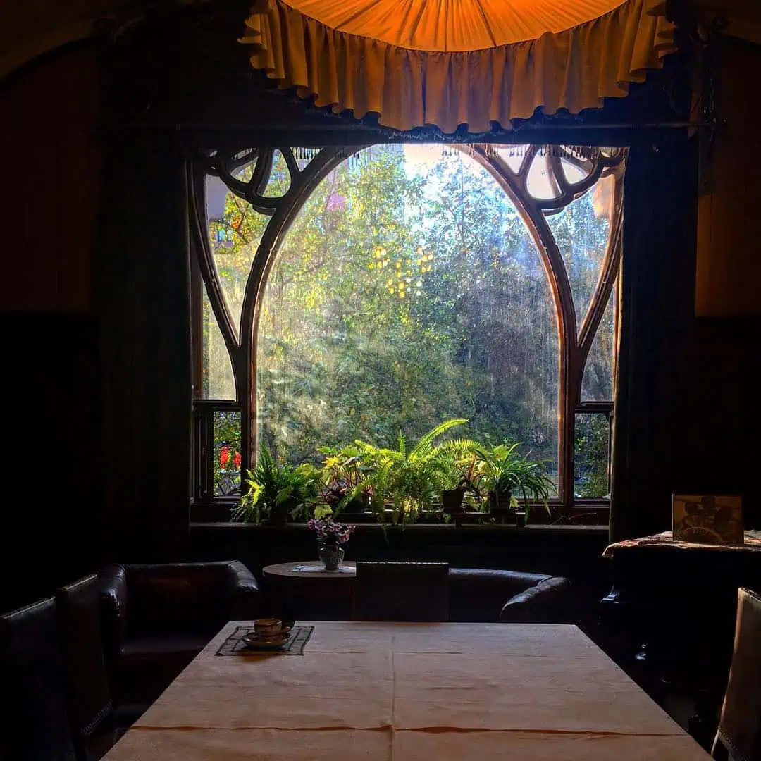 Внутри дома Максима Горького. Окно в стиле Модерн