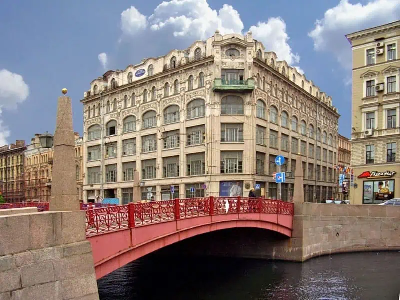 Красный мост через Мойку!