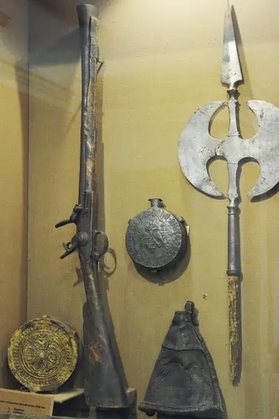 Надпись на фляге солдата петровской армии гласит Пей вино анисовое, да ума не пропей