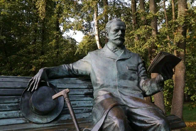 Памятник П.И. Чайковскому в его усадьбе в Клину