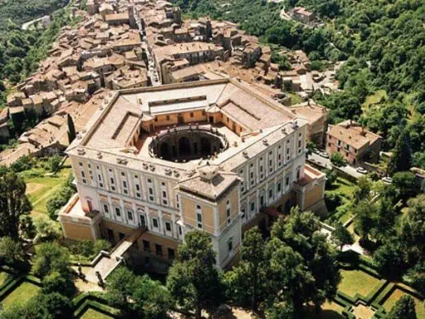 Вилла Фарнезе более похожа на укрепленный замок