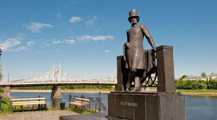 Набережная в Твери и памятник "Солнцу русской поэзии"