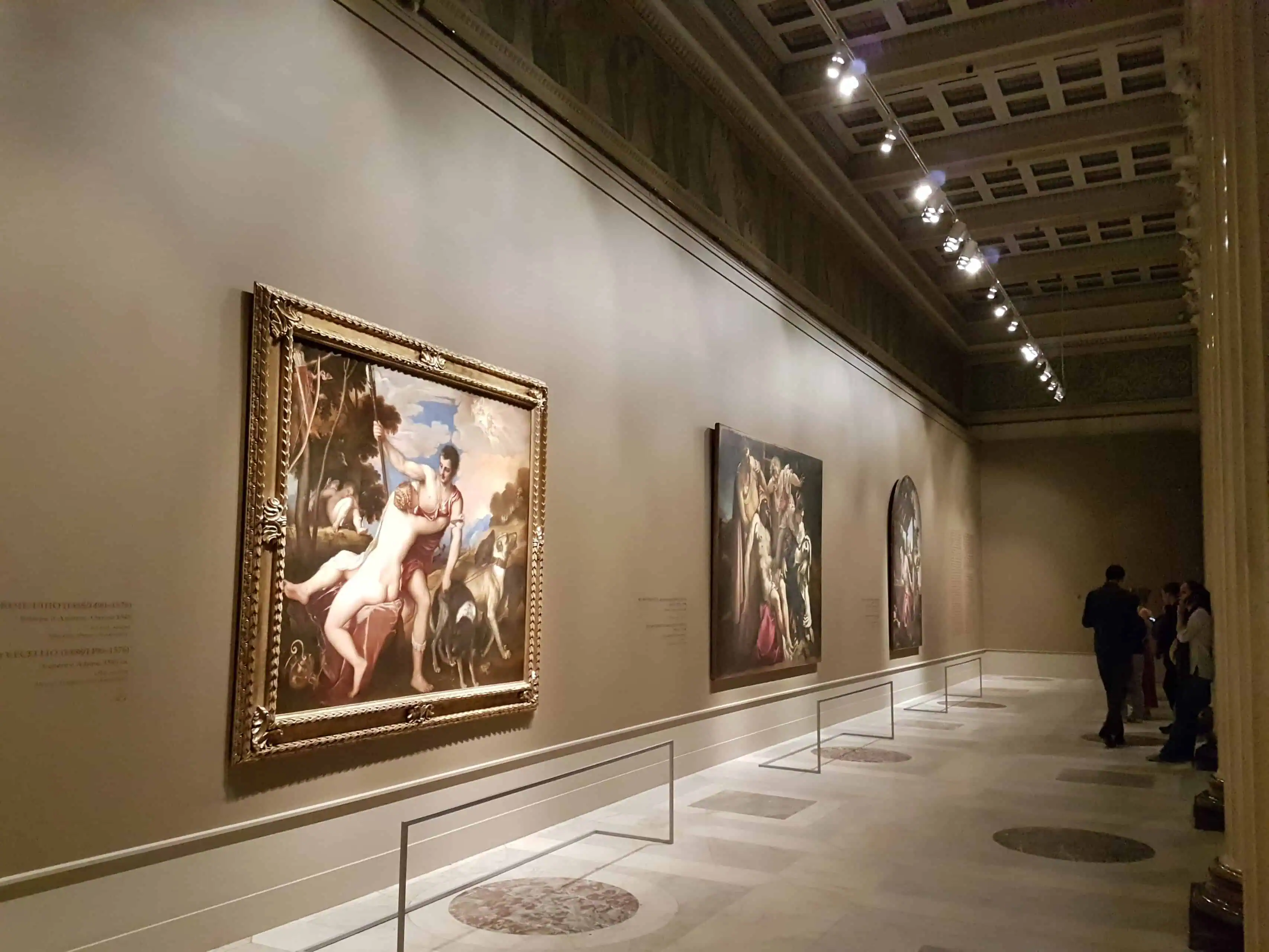 На выставке "Венеция Ренессанса. Тициан. Тинторетто. Веронезе" в Пушкинском музее Москвы. На первом плане полотно "Венера и Адонис" Тициана