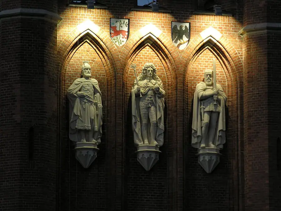 Королевские ворота Калининграда скульптурный фрагмент