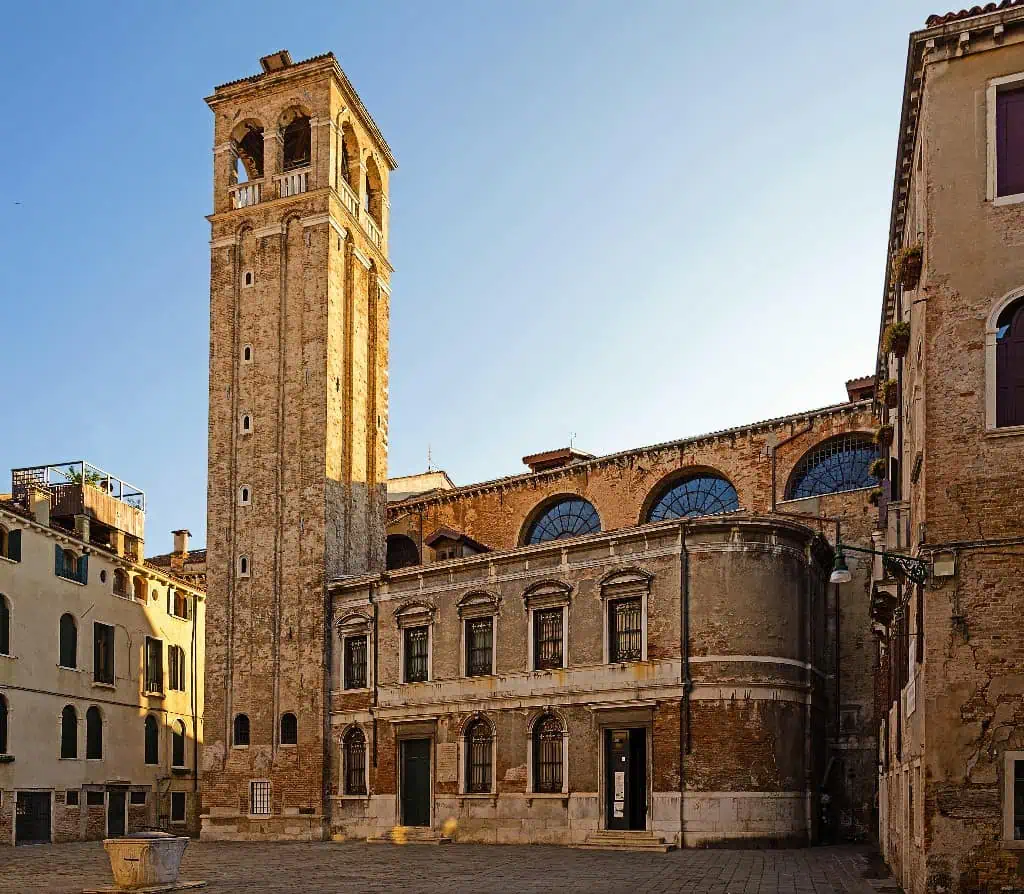 Церковь Сан Сильвестро в Венеции. Тинторетто Крещение Христа